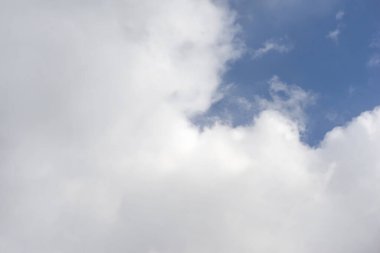 Cirrus bulutları mavi gökyüzü arka planı