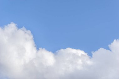 Cirrus bulutları mavi gökyüzü arka planı