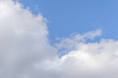 Cirrus bulutları mavi gökyüzü arka planı