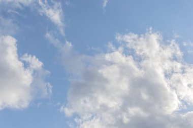 Cirrus bulutları mavi gökyüzü arka planı