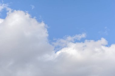 Cirrus bulutları mavi gökyüzü arka planı