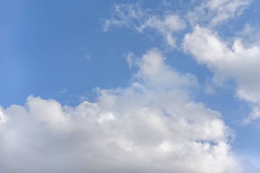 Cirrus bulutları mavi gökyüzü arka planı