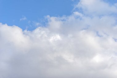 Cirrus bulutları mavi gökyüzü arka planı