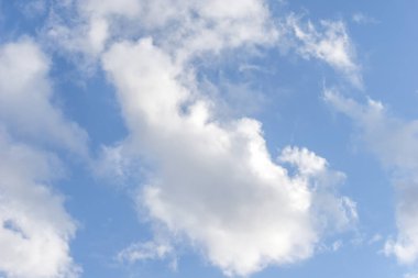 Cirrus bulutları mavi gökyüzü arka planı