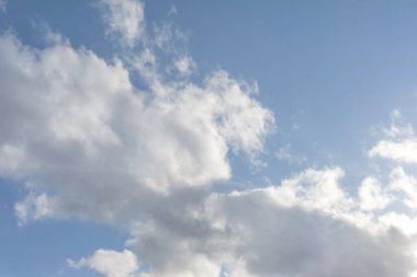 Cirrus bulutları mavi gökyüzü arka planı