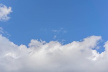 Cirrus bulutları mavi gökyüzü arka planı