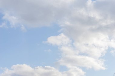 Cirrus bulutları mavi gökyüzü arka planı