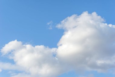 Cirrus bulutları mavi gökyüzü arka planı