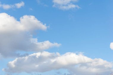 Cirrus bulutları mavi gökyüzü arka planı