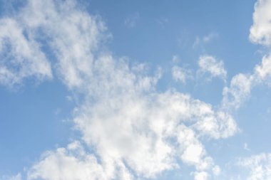 Cirrus bulutları mavi gökyüzü arka planı