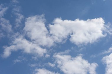 Cirrus bulutları mavi gökyüzü arka planı