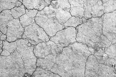 Beyaz kurumuş ve çatlamış toprak arka plan dokusu, kuru yarığın yakın çekimi, kırık yüzey.