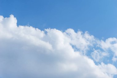 Mavi gökyüzü sirrus bulutları