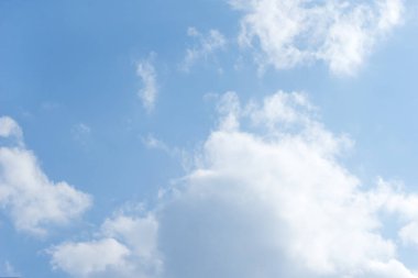 Mavi gökyüzü sirrus bulutları