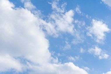 Mavi gökyüzü sirrus bulutları