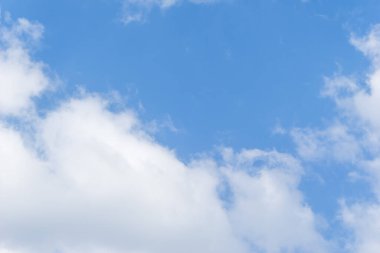 Mavi gökyüzü sirrus bulutları