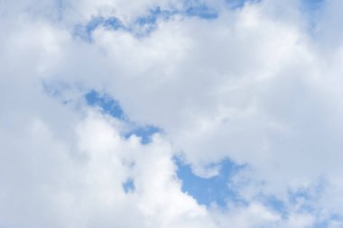 Mavi gökyüzü sirrus bulutları