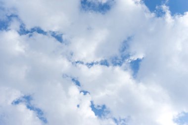 Mavi gökyüzü sirrus bulutları