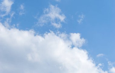 Mavi gökyüzü sirrus bulutları