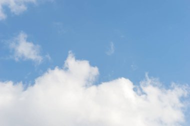 Mavi gökyüzü sirrus bulutları