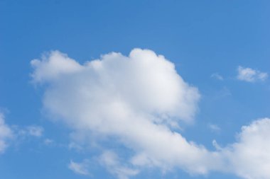 Mavi gökyüzü sirrus bulutları