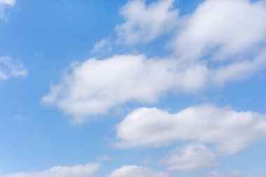 Mavi gökyüzü sirrus bulutları