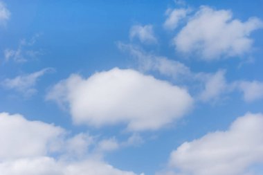 Mavi gökyüzü sirrus bulutları