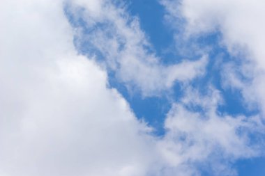 Mavi gökyüzü sirrus bulutları