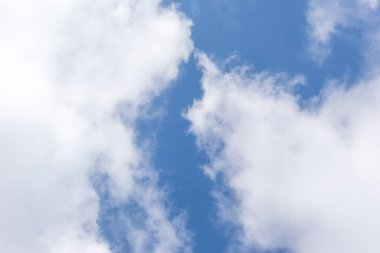 Mavi gökyüzü sirrus bulutları