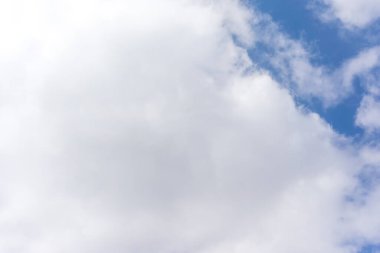 Mavi gökyüzü sirrus bulutları