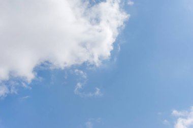 Mavi gökyüzü sirrus bulutları