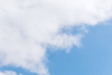 Mavi gökyüzü sirrus bulutları