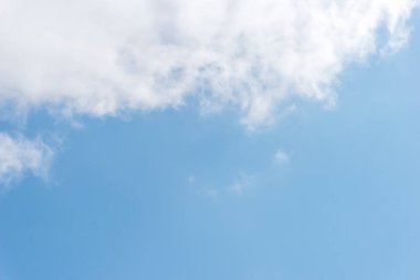 Mavi gökyüzü sirrus bulutları