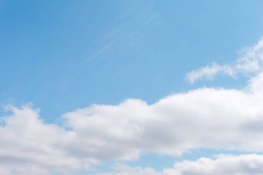 Mavi gökyüzü sirrus bulutları