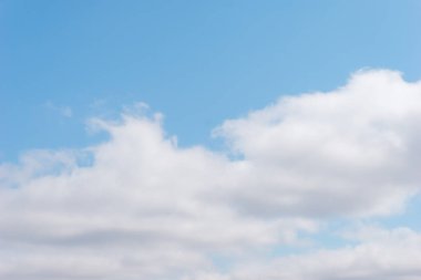 Mavi gökyüzü sirrus bulutları