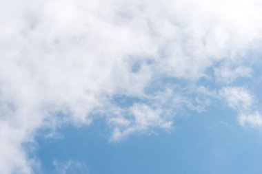 Mavi gökyüzü sirrus bulutları