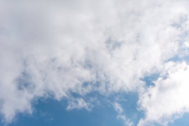 Mavi gökyüzü sirrus bulutları