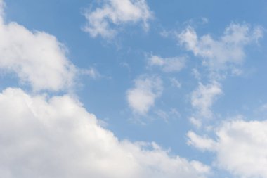Mavi gökyüzü ve güzel sirrus bulutları güneşli bir günde, arka plan dokusu