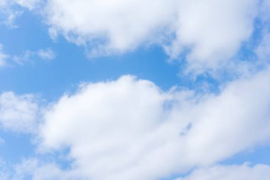 Mavi gökyüzü ve güzel sirrus bulutları güneşli bir günde, arka plan dokusu