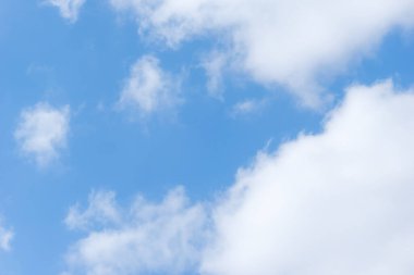 Mavi gökyüzü ve güzel sirrus bulutları güneşli bir günde, arka plan dokusu