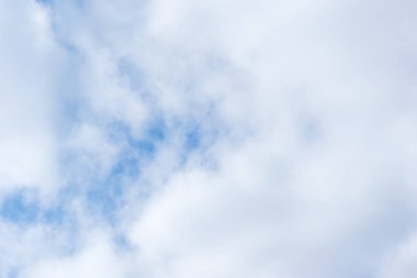 Mavi gökyüzü ve güzel sirrus bulutları güneşli bir günde, arka plan dokusu