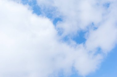 Mavi gökyüzü ve güzel sirrus bulutları güneşli bir günde, arka plan dokusu