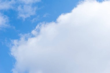 Mavi gökyüzü ve güzel sirrus bulutları güneşli bir günde, arka plan dokusu