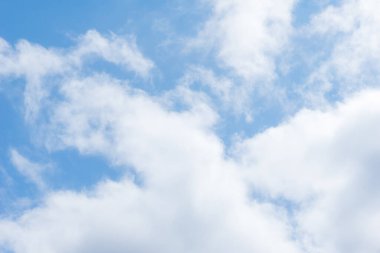 Mavi gökyüzü ve güzel sirrus bulutları güneşli bir günde, arka plan dokusu