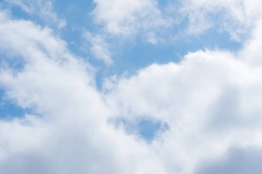 Mavi gökyüzü ve güzel sirrus bulutları güneşli bir günde, arka plan dokusu