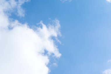 Mavi gökyüzü ve güzel sirrus bulutları güneşli bir günde, arka plan dokusu