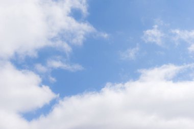 Mavi gökyüzü ve güzel sirrus bulutları güneşli bir günde, arka plan dokusu