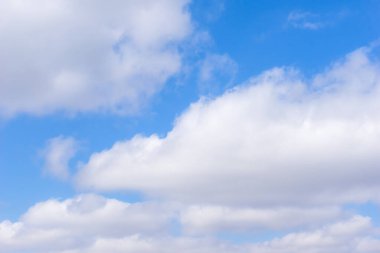 Mavi gökyüzü ve güzel sirrus bulutları güneşli bir günde, arka plan dokusu