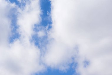 Mavi gökyüzü ve güzel sirrus bulutları güneşli bir günde, arka plan dokusu