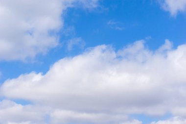 Mavi gökyüzü ve güzel sirrus bulutları güneşli bir günde, arka plan dokusu